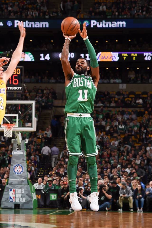 越来越大了，泰州高速口已经搭好巨幅“苏超”冠军标语（泰州高速口竖起巨幅苏超冠军标语，声势愈发壮大）