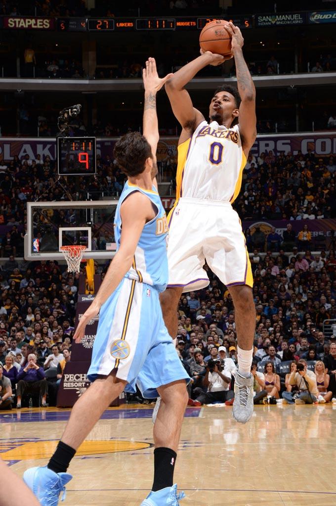 库里三分爆炸连中八球点燃全场（库里三分手感炸裂，连飙8记引爆全场）