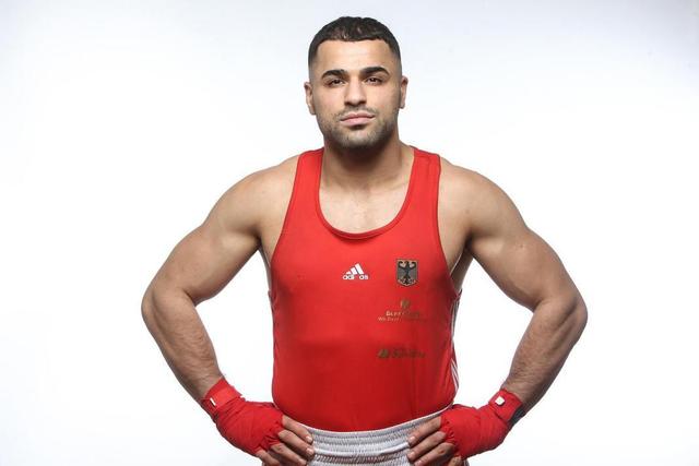 欧冠淘汰赛前瞻：巴萨客场挑战曼联,（欧冠淘汰赛前瞻：巴萨做客挑战曼联）