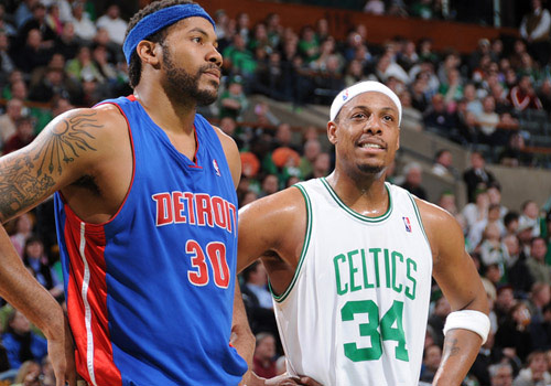 半场：尤文1-0紫百合，科斯蒂奇世界波，DV9造点被取消+失单刀（半场：尤文1-0领先紫百合，科斯蒂奇远射建功，DV9点球被取消且单刀不进）