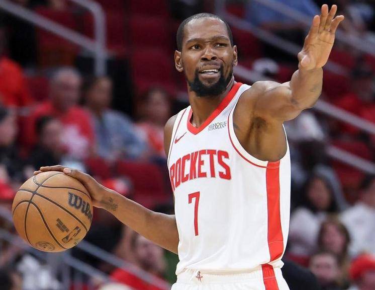 诺伊尔：孔帕尼有很多值得称道的优点；我现在只专注于俱乐部（诺伊尔盛赞孔帕尼优点颇多：当下我只专注俱乐部）