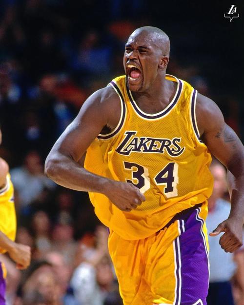 梅婷一家四口前往伯纳乌观战皇马vs尤文，女儿表示看完有点困（梅婷携家人四口现身伯纳乌观皇马对尤文，女儿笑称赛后有点困）