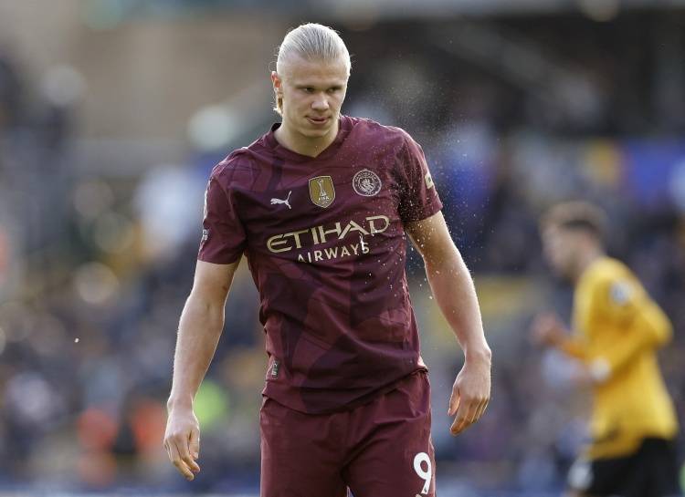 中超赛场争议判罚：VAR判罚引发讨论,（中超判罚风波：VAR介入再度引发热议）