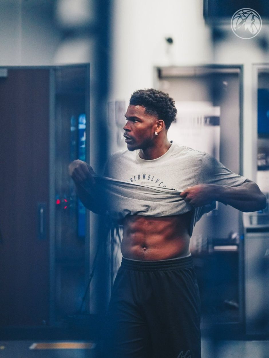 西媒：米利唐训练中途接受包扎处理，阿隆索亲自上场顶替他（西媒：米利唐训练中途受伤包扎，阿隆索亲自上阵顶替）