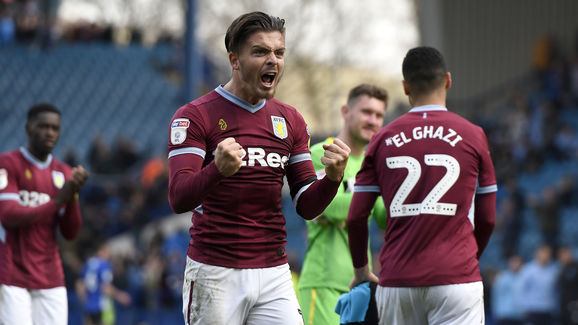 巴萨在回归诺坎普公开训练时，球场周围还架着很多塔吊（巴萨重回诺坎普开放训练，场馆周边塔吊林立）