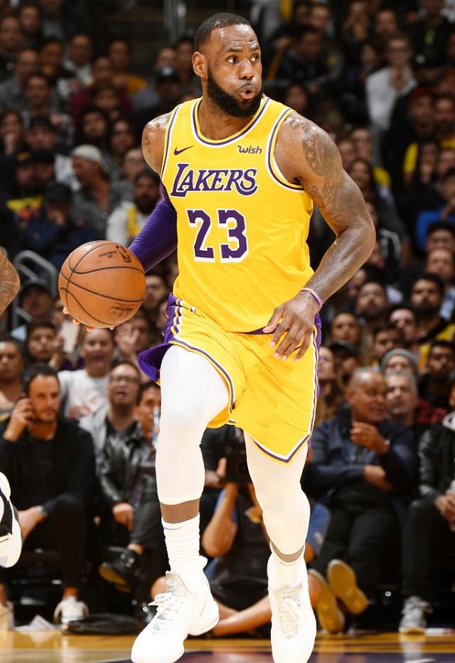 李帅与海港球迷同庆：尊敬的四星球迷，冠军是我们一起拿到的（李帅与海港球迷同庆：致敬四星球迷，冠军属于我们所有人）