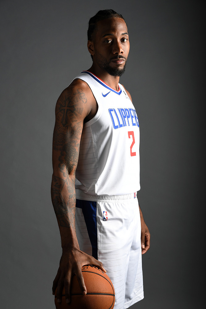 女生打高尔夫打中野鸭，鸭在湖中走，高尔夫从天上来（女子打高尔夫误中野鸭，鸭子湖中漫步，球从天而降）