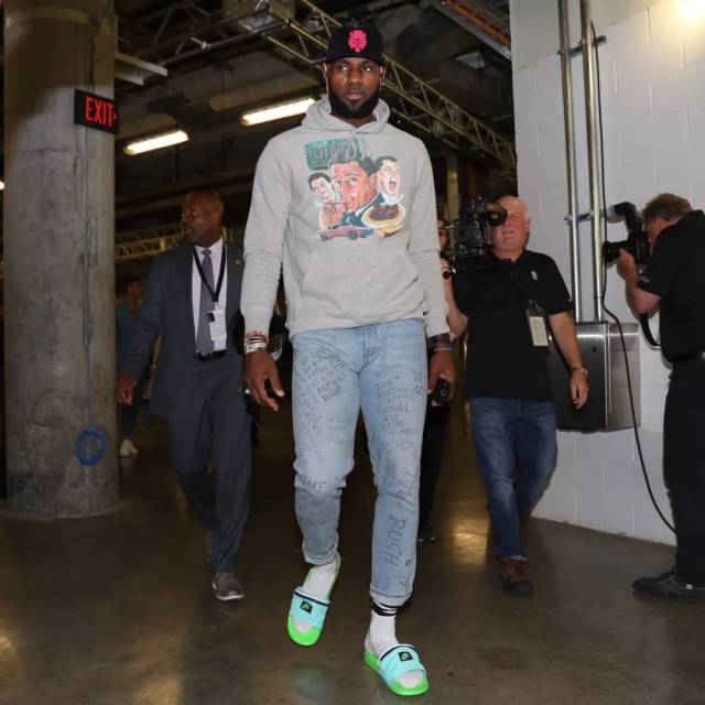 英超第14轮，利物浦、切尔西爆冷，阿森纳巩固领先，曼城或与阿森纳争夺冠军。（英超第14轮：利物浦、切尔西意外失分，阿森纳稳固领跑，曼城有望与枪手争冠）