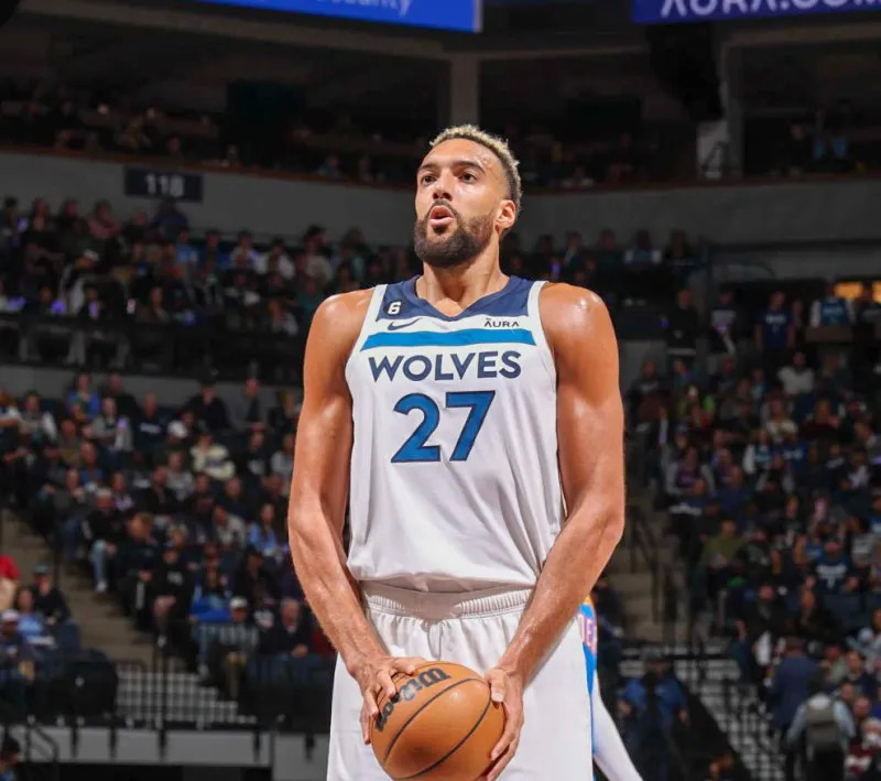 利物浦萨拉赫末段进球险胜热刺（萨拉赫终场前制胜球，利物浦险胜热刺）